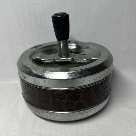 Gold Coin Metal ashtray with a snake-like pattern with a twist Made in Hong Kong - Picture 3 of 8